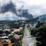 Des voitures incendiées et des coups de feu alors que des émeutes secouent le territoire français du Pacifique de Nouvelle-Calédonie