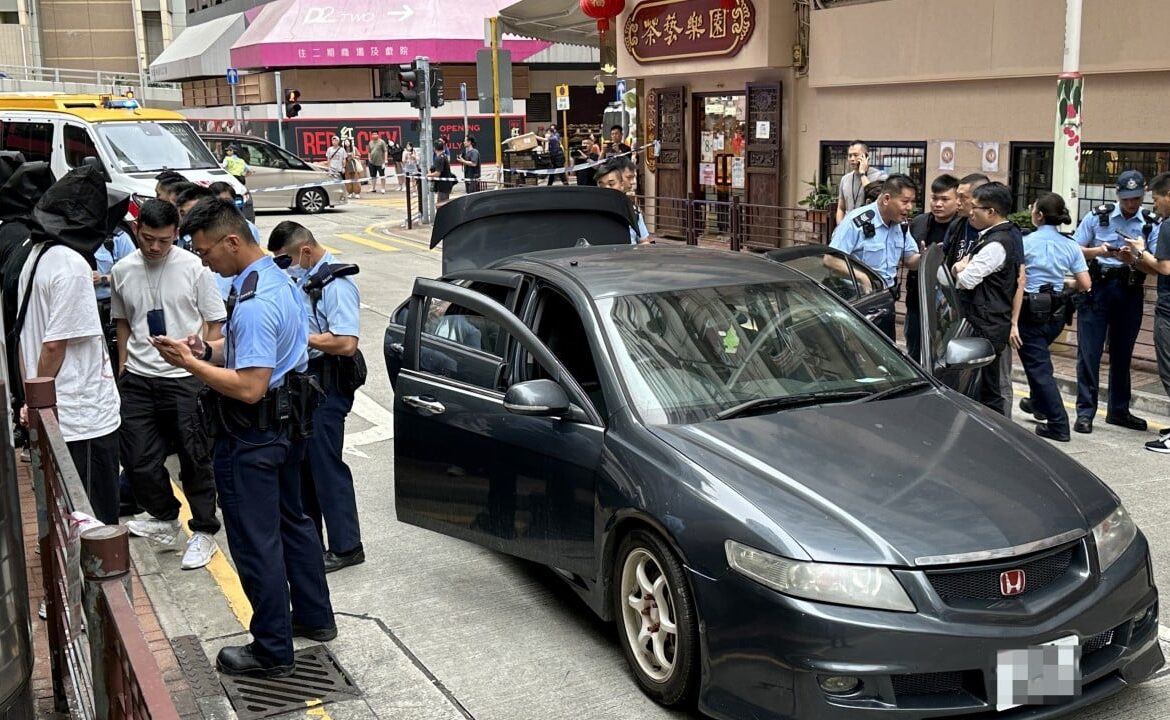 Hong Kong police officer draws gun, smashes window to subdue 5 suspects during vehicle stop
