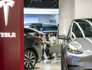 ကမ္ဘာ့အကြီးဆုံး EV စျေးကွက်တွင် ကိုယ်ပိုင်အုပ်ချုပ်ခွင့်ရနည်းပညာအသုံးပြုမှုကို ချဲ့ထွင်ရန်အတွက် Tesla ၏ မောင်းသူမဲ့စနစ်အား တရုတ်နိုင်ငံတွင် စတင်မိတ်ဆက်လိုက်ကြောင်း လေ့လာသုံးသပ်သူများက ပြောကြားခဲ့သည်။