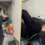 Une dispute de désinformation frappe un petit « cabinet plat » chinois où un homme dort les jambes pliées et utilise une bouteille comme toilette