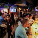 Các quán bar ở Hồng Kông đang gặp khó khăn hy vọng rút thăm may mắn sẽ mang lại cơ hội nhưng Allan Zeman của Lan Kwai Fong kêu gọi họ nhìn xa hơn các biện pháp 'tuyệt vọng'
