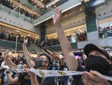 Pékin demande aux responsables américains d'arrêter de "se déshonorer" suite à l'interdiction judiciaire d'une chanson de protestation à Hong Kong