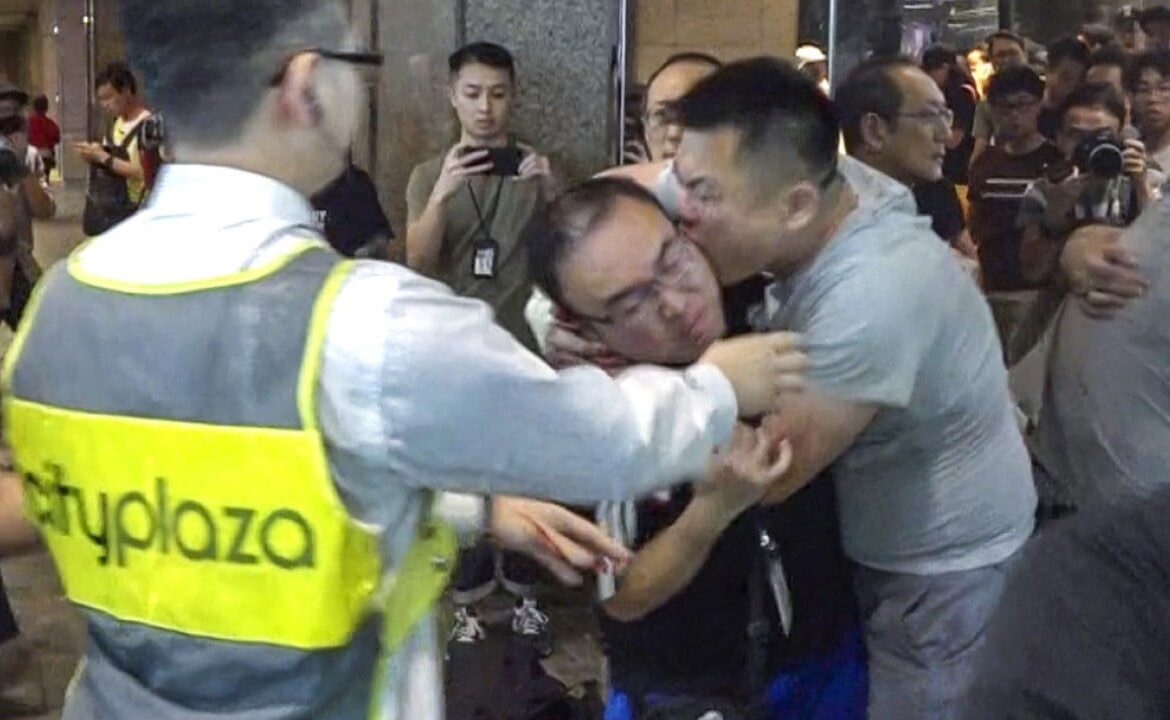 ဟောင်ကောင်ဆန္ဒပြပွဲများ- နိုင်ငံရေးသမားဟောင်း၏ နားရွက်ကို ကိုက်ပြီး အခြား 3 ဦးကို တိုက်ခိုက်ခဲ့သည့် အလုပ်လက်မဲ့အမျိုးသားကို ထောင်ဒဏ် ၆ လမှ ၁၄ နှစ်အထိ ဖြတ်တောက်