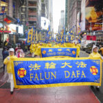 Des milliers de personnes se joignent au défilé de New York pour célébrer la Journée mondiale du Falun Dafa et rejeter le communisme