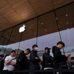 Apple’s iPhone 17 Launch in China Draws Long Lines in Sluggish Economy
