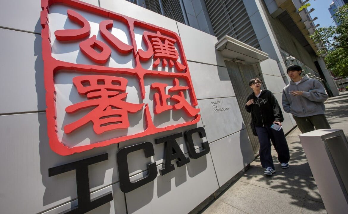 香港科技大学前教授承认收受40,000万港元以确保学生入学