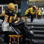 More Chinese Food Delivery Riders Report Bringing Children to Work Amid Sluggish Economy
