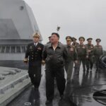 中国の習近平国家主席が、最新鋭の軍艦とAI搭載ドローンで武装した北朝鮮に到着