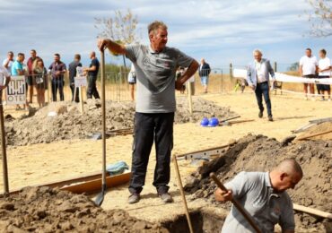 Competitors dig deep at Hungarian gravedigging contest