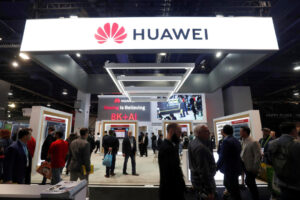 Huawei Plans to Expand AI Pharma Development With Domestic Firms as Analysts Warn of Risks