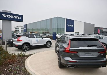 Volvo Cars Deepens Cuts as China Revenue Nearly Halves
