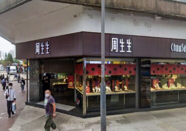 Hong Kong police hunt suspect who stole gold necklace from Tai Po jewellery store