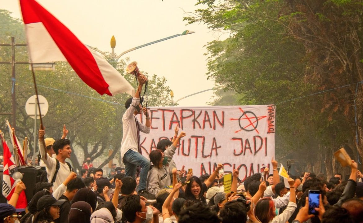 Students march in Indonesian capital to protest haze, Prabowo’s policies
